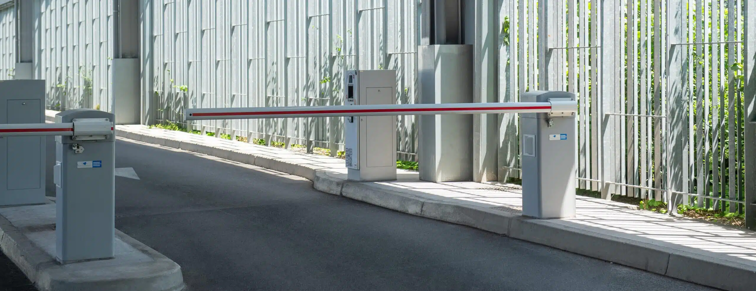 barriere-automatique-parking-gestion-des-acces-1-scaled-e1742555831473.jpg